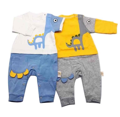 100%の有機性綿の赤ん坊の衣服によって置かれる子供の衣類の快適な身に着けている感じ