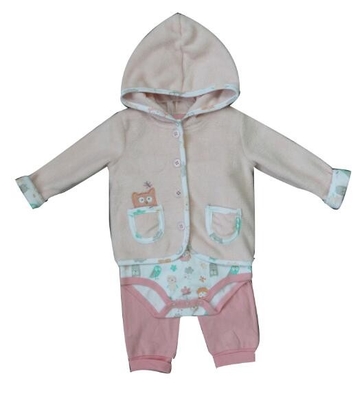 スリー ピースのかわいい新生の女の赤ちゃんはブティックの淡いピンクの長い袖のジャケットに着せます
